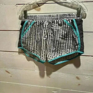 Under Armour heat gear size small women’s athletic running shorts, teal, pockets